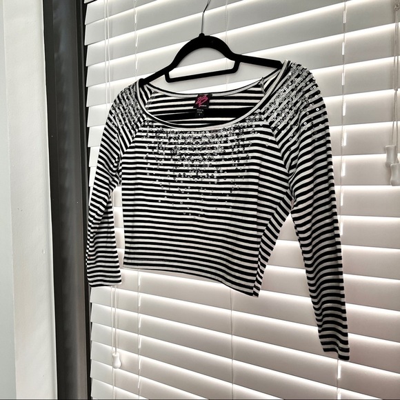2B by Bebe Adorable 3/4 Sleeve Sequin Scoop Neck Crop Top! - Picture 5 of 12